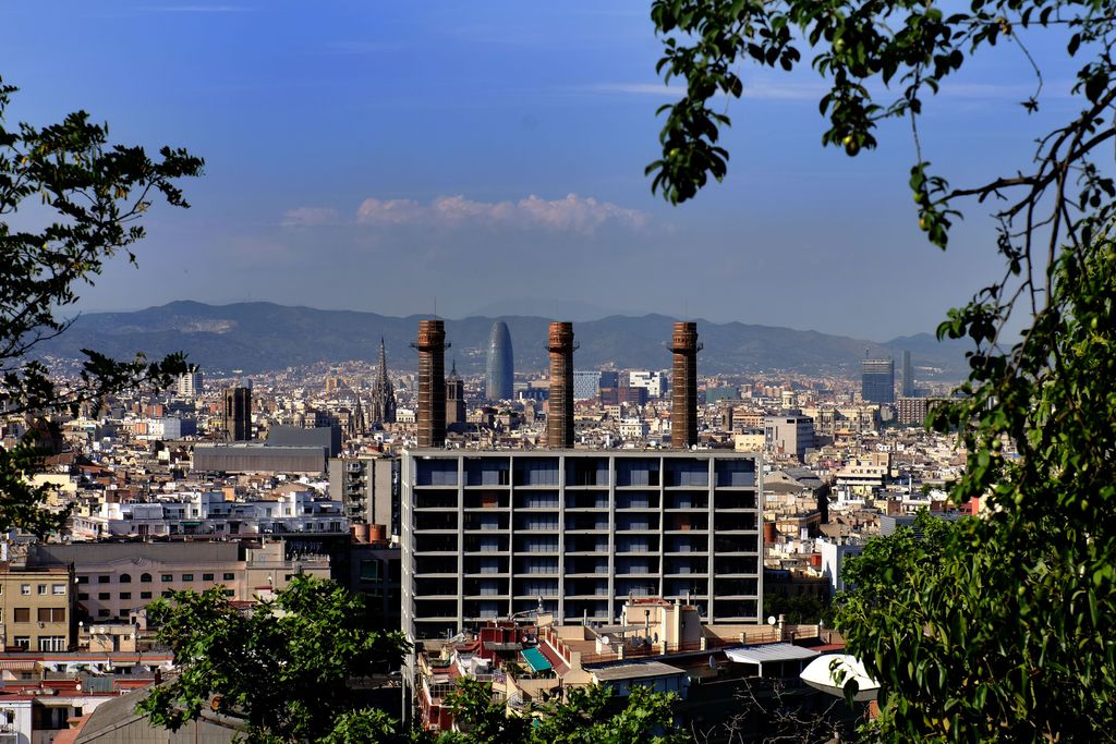 Les tres xemeneies del Poble Sec, a Barcelona, integrades al paisatge urbà | Vicente Zambrano González