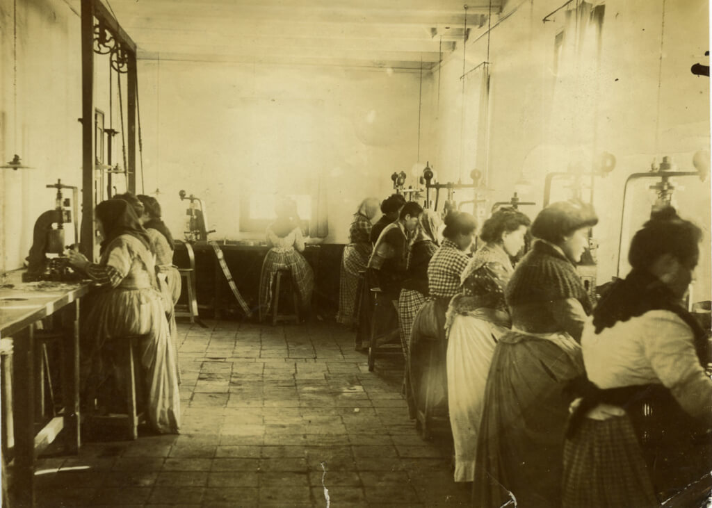 dones treballant en una fàbrica a principis de segle XX