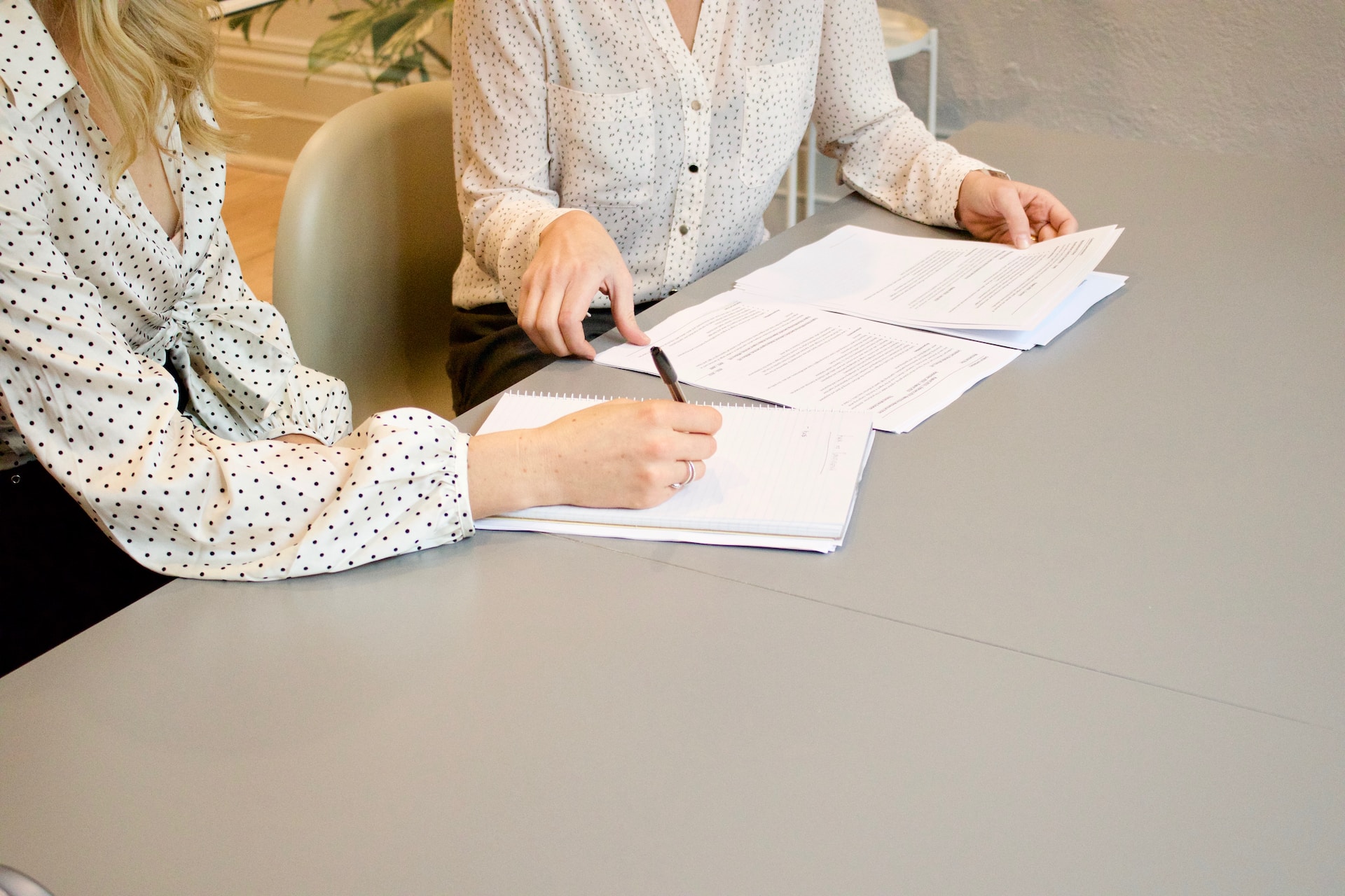 dues persones signen un contracte