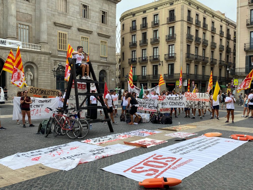 Socorristes manifestant-se a la Plaça Sant Jaume de Barcelona.
