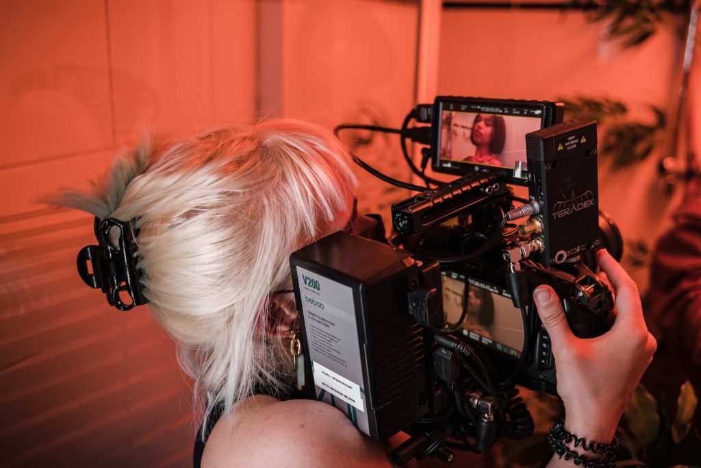 Una dona fent servir una càmera per gravar una escena