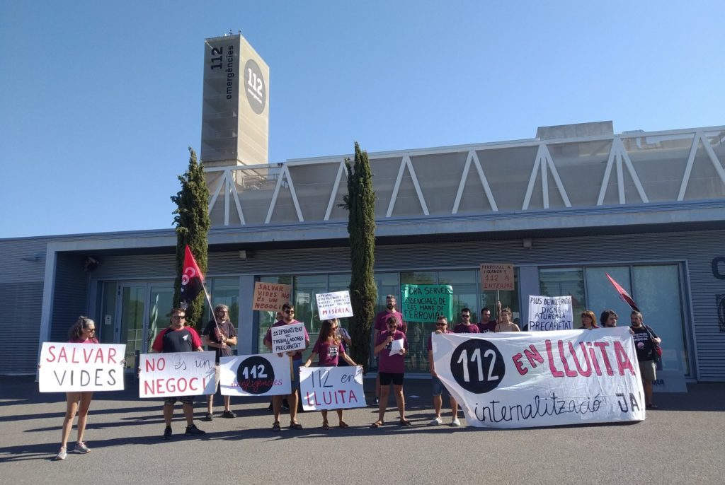 Un grup de treballadors del 112 amb pancartes davant l'edifici de treball de Reus