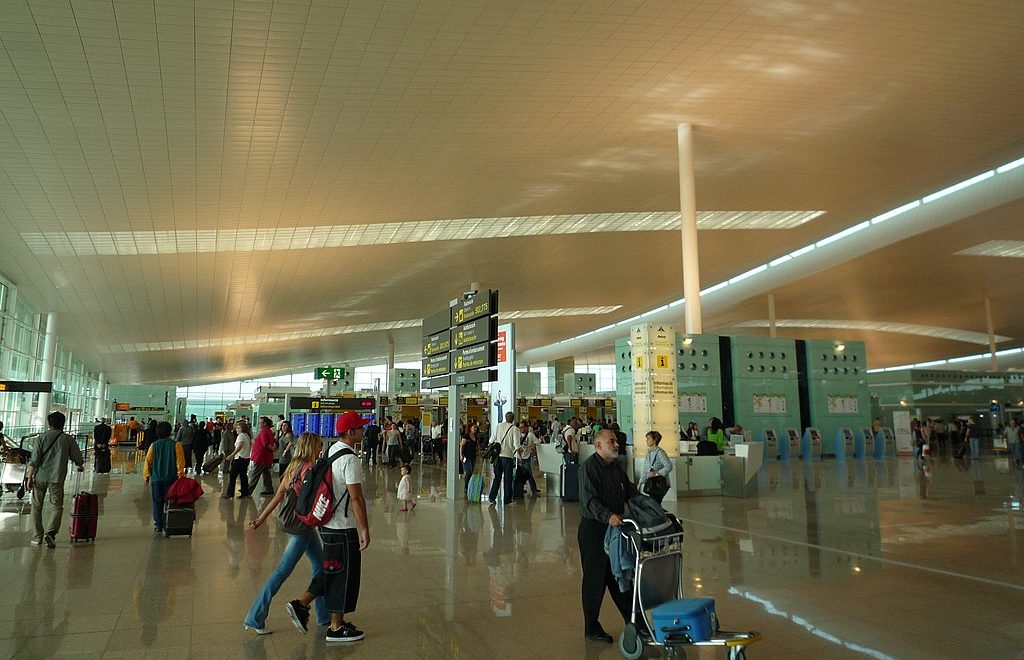 Viatgers caminant per l'Aeroport d'El Prat de Barcelona