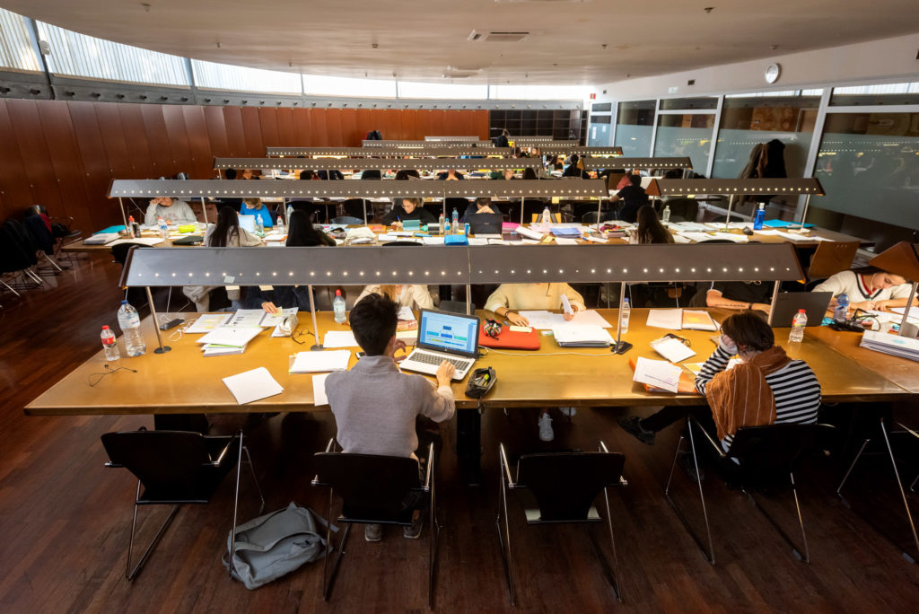 Una sala d'estudi de la Universitat de Lleida plena d'estudiants