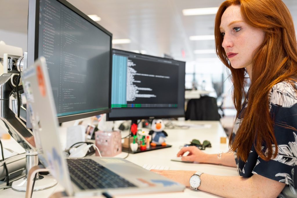 Una dona fent programació davant la pantalla