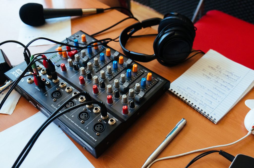 una taula d'un estudi de ràdio