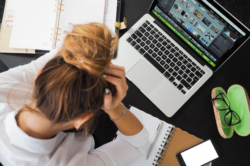 Una dona estressada treballant amb ordinador