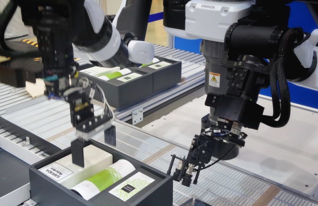 Un robot fent capses a una fàbrica