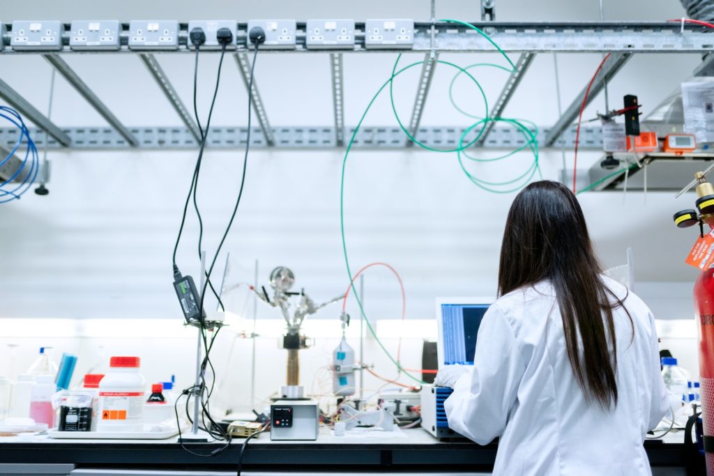 Una dona fent recerca científica a un laboratori