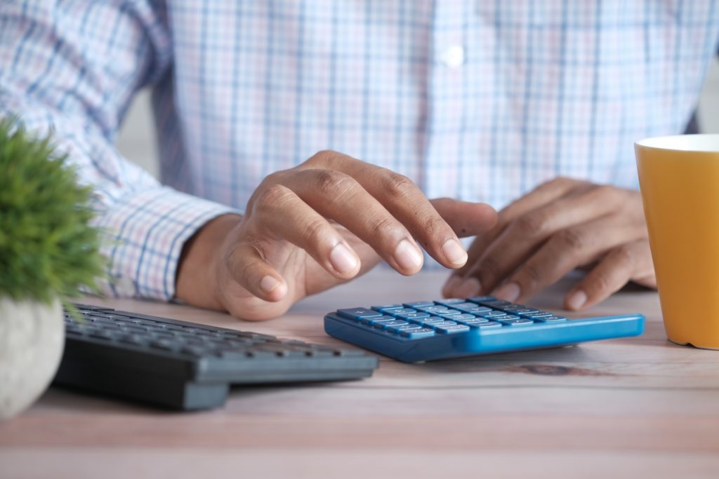 Una persona fent càlculs amb una calculadora