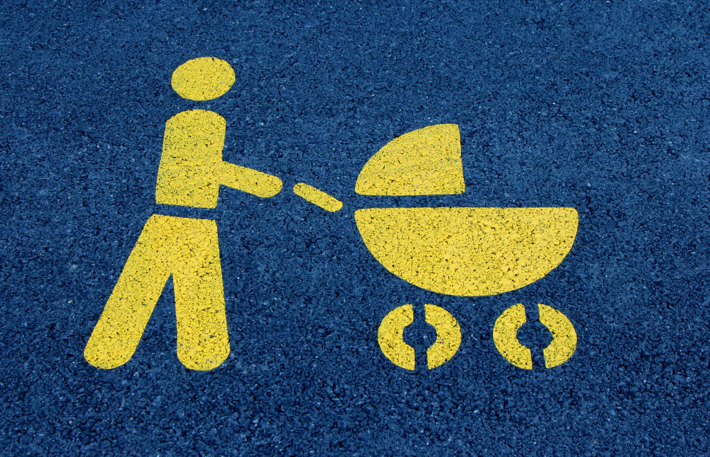 icona d'un adult que passeja un cotxet de bebè