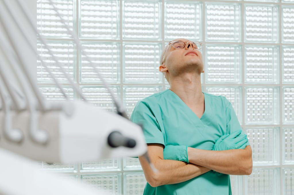 Un metge es mostra cansat, amb l'esquena a la paret